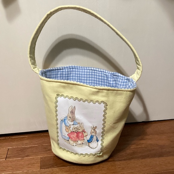PETER RABBIT BASKET & BOOK BUNDLE ( free carrot plates!) - Picture 3 of 16